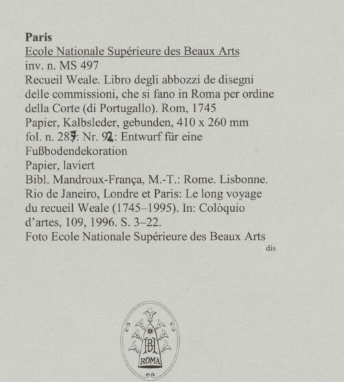 Rückseite von Ecole Nationale Supérieure des Beaux Arts [https://www.deutsche-digitale-bibliothek.de/content/lizenzen/rv-ez/] Recueil Weale. Libro degli abbozzi de disegni delle commissioni, che si fano in Roma per ordine della Corte (di Portugallo)Nr. 92: Entwurf für eine Fußbodendekoration - , bh588232_recto. Foto.