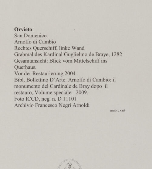 Rückseite von ICCD [https://www.deutsche-digitale-bibliothek.de/content/lizenzen/rv-ez/] Grabmal des Kardinal Guglielmo de Braye - Gesamtansicht: Blick vom Mittelschiff ins Querhaus.  Vor der Restaurierung 2004, bh589025_recto. Foto.