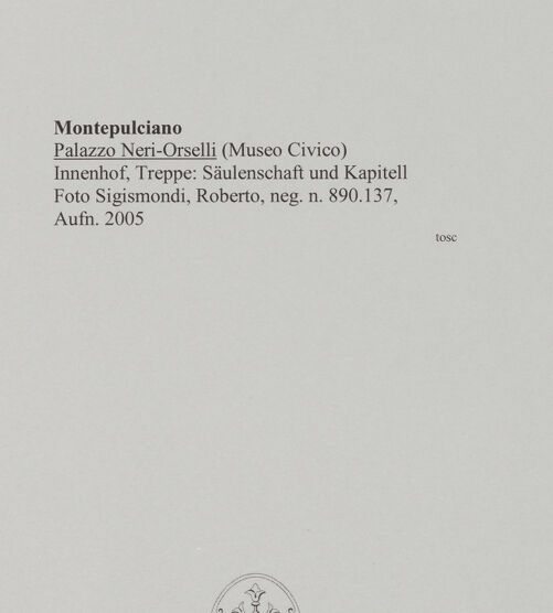 Rückseite von Sigismondi, Roberto [https://rightsstatements.org/page/CNE/1.0/] Palazzo Neri-OrselliInnenhof - Innenhof, Treppe: Säulenschaft und Kapitell, bh589620_recto. Foto: Sigismondi, Roberto.