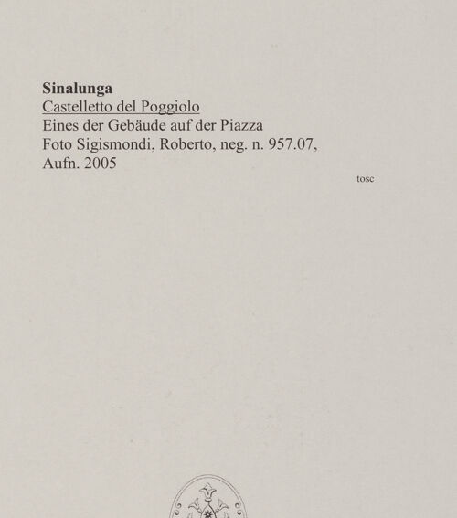 Rückseite von Sigismondi, Roberto [https://rightsstatements.org/page/CNE/1.0/] Castelletto del Poggiolo - Eines der Gebäude auf der Piazza, bh589660_recto. Foto: Sigismondi, Roberto.