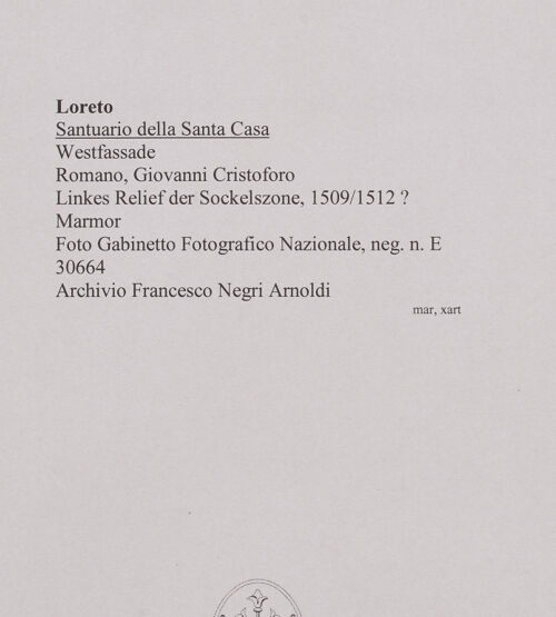 Rückseite von Gabinetto Fotografico Nazionale [https://www.deutsche-digitale-bibliothek.de/content/lizenzen/rv-ez/] Marmorverkleidung der Casa SantaWestfassadeLinkes Relief der Sockelszone - , bh590536_recto. Foto.