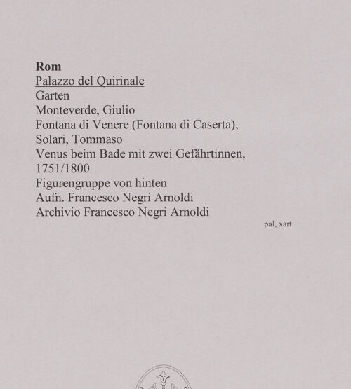 Rückseite von unbekannt [https://www.deutsche-digitale-bibliothek.de/content/lizenzen/rv-fz/] Fontana di Venere (Fontana di Caserta)Venus beim Bade mit zwei Gefährtinnen - Figurengruppe von hinten, bh590559_recto. Foto: Negri Arnoldi, Francesco.