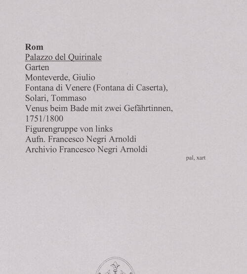 Rückseite von unbekannt [https://www.deutsche-digitale-bibliothek.de/content/lizenzen/rv-fz/] Fontana di Venere (Fontana di Caserta)Venus beim Bade mit zwei Gefährtinnen - Figurengruppe von links, bh590560_recto. Foto: Negri Arnoldi, Francesco.