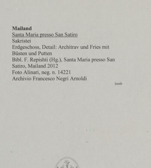 Rückseite von Alinari [https://www.deutsche-digitale-bibliothek.de/content/lizenzen/rv-ez/] Santa Maria presso San SatiroSakristei - Erdgeschoss, Detail: Architrav und Fries mit Büsten und Putten, bh590632_recto. Foto.