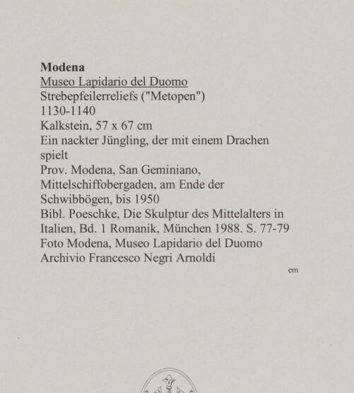 Rückseite von Modena, Museo Lapidario del Duomo [https://www.deutsche-digitale-bibliothek.de/content/lizenzen/rv-ez/] Strebepfeilerreliefs ("Metopen")Ein nackter Jüngling, der mit einem Drachen spielt - , bh590695_recto. Foto.