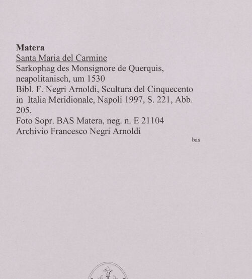 Rückseite von Sopr. BAS Matera [https://www.deutsche-digitale-bibliothek.de/content/lizenzen/rv-ez/] Sarkophag des Monsignore de Querquis - , bh590730_recto. Foto.