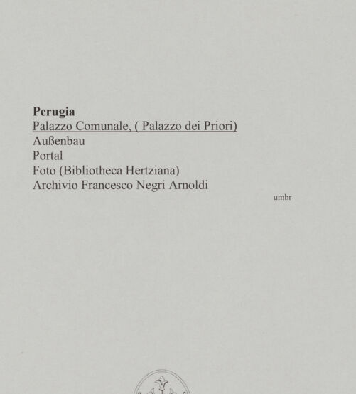 Rückseite von unbekannt [https://www.deutsche-digitale-bibliothek.de/content/lizenzen/rv-fz/] Palazzo dei Priori - Portal: Gesamtansicht, bh590781_recto. Foto.