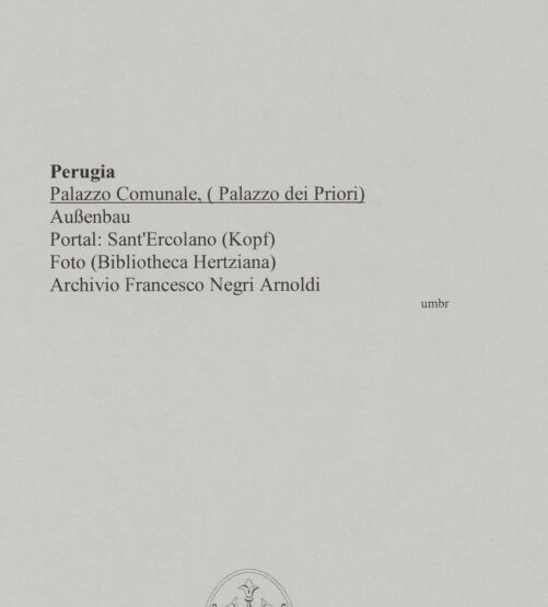 Rückseite von unbekannt [https://www.deutsche-digitale-bibliothek.de/content/lizenzen/rv-fz/] Palazzo dei Priori - Portal:  Sant'Ercolano (Kopf), bh590786_recto. Foto.