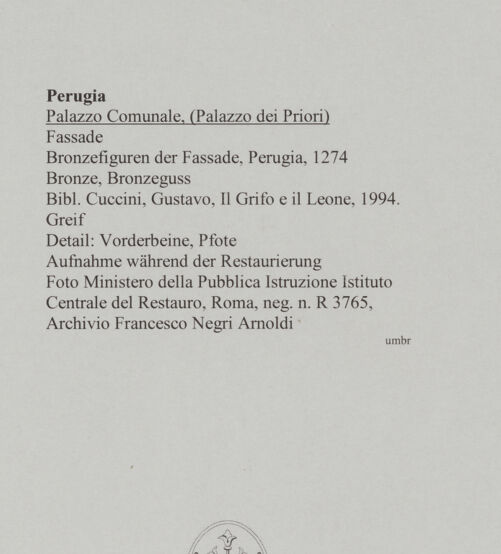 Rückseite von Ministero della Pubblica Istruzione Istituto Centrale del Restauro, Roma [https://www.deutsche-digitale-bibliothek.de/content/lizenzen/rv-ez/] Bronzefiguren der FassadeGreif - Detail: Vorderbeine, Pfote, bh590792_recto. Foto.