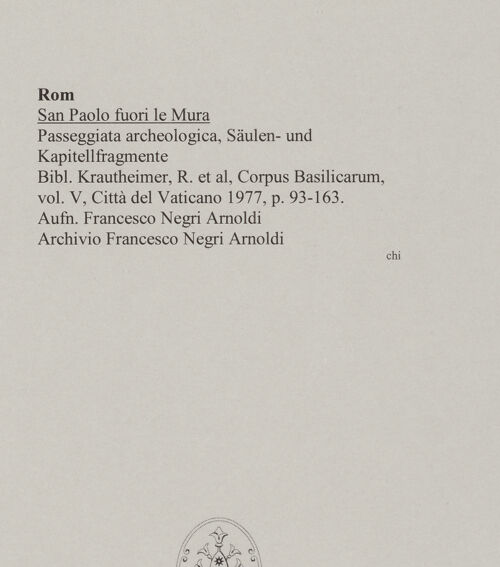 Rückseite von unbekannt [https://www.deutsche-digitale-bibliothek.de/content/lizenzen/rv-fz/] San Paolo fuori le Mura - Passeggiata archeologica, Säulen- und Kapitellfragmente, bh590809_recto. Foto: Negri Arnoldi, Francesco.