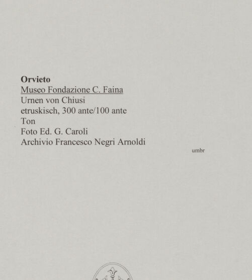 Rückseite von Ed. G. Caroli [https://www.deutsche-digitale-bibliothek.de/content/lizenzen/rv-fz/] Urnen von Chiusi - , bh590878_recto. Foto.