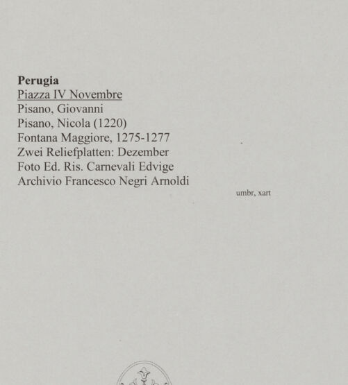 Rückseite von Ed. Ris. Carnevali Edvige [https://www.deutsche-digitale-bibliothek.de/content/lizenzen/rv-fz/] Fontana MaggioreUnteres Brunnengeschoss: Becken mit Darstellungen aus dem Alten Testament, der Artes mechanicae, der Sieben Freien Künste und MonatsdarstellungenAllegorische Monatsdarstellung des Dezember mit Tierkreiszeichen Steinbock - Zwei Reliefplatten: Dezember, bh590938_recto. Foto.