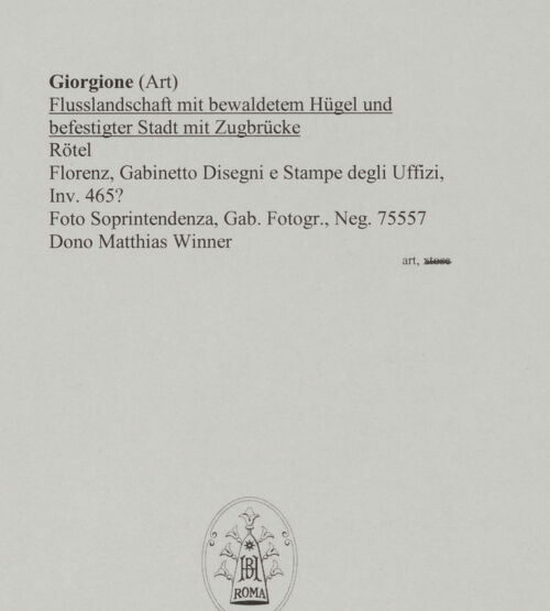 Rückseite von Soprintendenza, Gabinetto Fotografico [https://www.deutsche-digitale-bibliothek.de/content/lizenzen/rv-ez/] Flusslandschaft mit bewaldetem Hügel und befestigter Stadt mit Zugbrücke - , bh591065_recto. Foto.