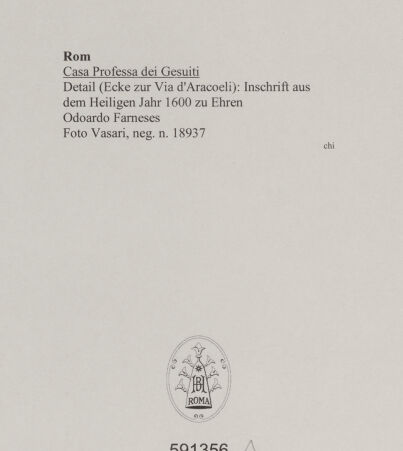 Rückseite von Vasari [https://www.deutsche-digitale-bibliothek.de/content/lizenzen/rv-ez/] Casa Professa dei Gesuiti - Detail (Ecke zur Via d'Aracoeli): Inschrift aus dem Heiligen Jahr 1600 zu Ehren des Odoardo Farnese, bh591356_recto. Foto.