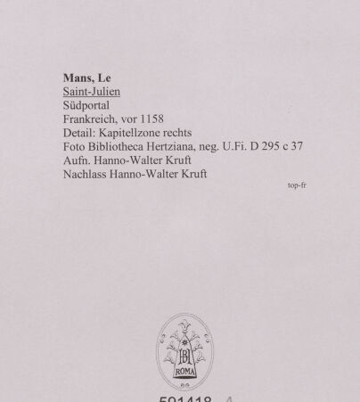 Rückseite von Bibliotheca Hertziana [https://rightsstatements.org/page/CNE/1.0/] Südportal - Detail: Kapitellzone rechts, bh591418_recto. Foto: Kruft, Hanno-Walter.