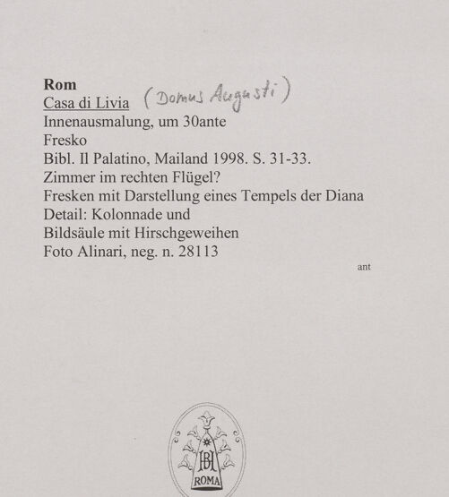 Rückseite von Alinari [https://www.deutsche-digitale-bibliothek.de/content/lizenzen/rv-ez/] InnenausmalungFresken mit Darstellung eines Tempels der Diana - Detail: Kolonnade und Bildsäule mit Hirschgeweihen, bh591604_recto. Foto.