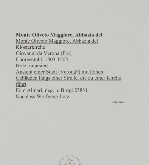 Rückseite von Alinari [https://rightsstatements.org/page/CNE/1.0/] ChorgestühlAnsicht einer Stadt (Verona?) mit hohen Gebäuden längs einer Straße, die zu einer Kirche führt - , bh591653_recto. Foto.