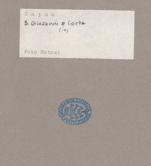 Rückseite von Hutzel, Max [https://www.deutsche-digitale-bibliothek.de/content/lizenzen/rv-ez/] San Giovanni in Corte - Innenraum, Teilansicht, bh593341_recto. Foto: Hutzel, Max.