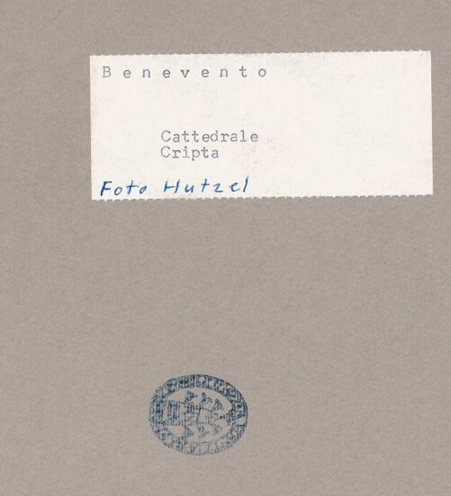 Rückseite von Hutzel, Max [https://www.deutsche-digitale-bibliothek.de/content/lizenzen/rv-ez/] Santa Maria de Episcopio - Fußboden, Detail, bh593462_recto. Foto: Hutzel, Max.