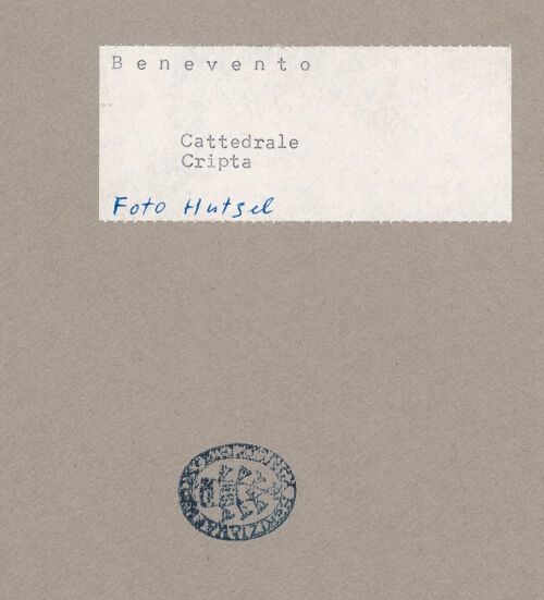 Rückseite von Hutzel, Max [https://www.deutsche-digitale-bibliothek.de/content/lizenzen/rv-ez/] Santa Maria de Episcopio - Innenansicht, bh593465_recto. Foto: Hutzel, Max.