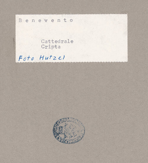 Rückseite von Savio, Oscar [https://www.deutsche-digitale-bibliothek.de/content/lizenzen/rv-ez/] Personifikation der Roma - Detail: Linker Teil, bh593468_recto. Foto.