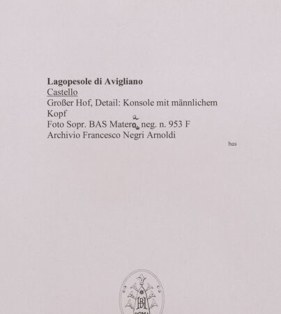 Rückseite von Sopr. BAS MT [https://www.deutsche-digitale-bibliothek.de/content/lizenzen/rv-ez/] Konsolen mit einem männlichen Satyrkopf und mit einem weiblichen Kopf - Konsole mit männlichem Kopf, bh594554_recto. Foto.