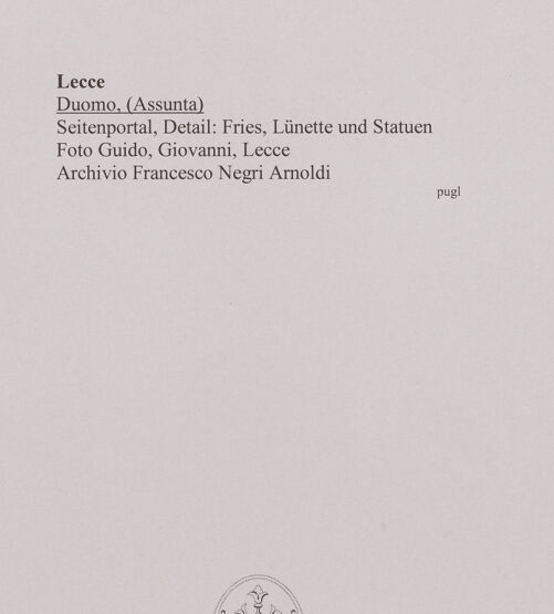 Rückseite von Guido, Giovanni, Lecce [https://www.deutsche-digitale-bibliothek.de/content/lizenzen/rv-ez/] Duomo & Assunta - Seitenportal, Detail: Fries Lünette und Statuen, bh594574_recto. Foto.