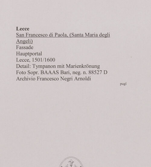 Rückseite von Sopr. BAAAS Bari [https://www.deutsche-digitale-bibliothek.de/content/lizenzen/rv-ez/] Hauptportal mit Marienkrönung - Detail: Tympanon mit Marienkrönung, bh594579_recto. Foto.
