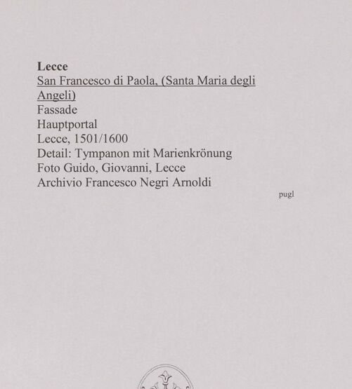 Rückseite von Guido, Giovanni, Lecce [https://www.deutsche-digitale-bibliothek.de/content/lizenzen/rv-ez/] Hauptportal mit Marienkrönung - Detail: Tympanon mit Marienkrönung, bh594580_recto. Foto.