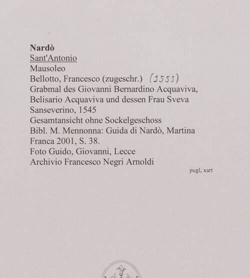 Rückseite von Guido, Giovanni, Lecce [https://www.deutsche-digitale-bibliothek.de/content/lizenzen/rv-ez/] Grabmal des Giovanni Bernardino Acquaviva, Belisario Acquaviva und dessen Frau Sveva Sanseverino - Gesamtansicht ohne Sockelgeschoss, bh594591_recto. Foto.