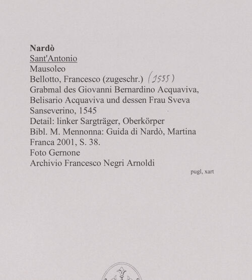 Rückseite von Gernone [https://www.deutsche-digitale-bibliothek.de/content/lizenzen/rv-ez/] Grabmal des Giovanni Bernardino Acquaviva, Belisario Acquaviva und dessen Frau Sveva Sanseverino - Detail: Linker Sargträger, Oberkörper, bh594592_recto. Foto.