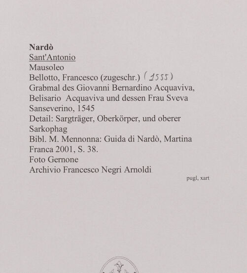 Rückseite von Gernone [https://www.deutsche-digitale-bibliothek.de/content/lizenzen/rv-ez/] Grabmal des Giovanni Bernardino Acquaviva, Belisario Acquaviva und dessen Frau Sveva Sanseverino - Detail: Sargträger, Oberkörper und oberer Sarkophag, bh594593_recto. Foto.