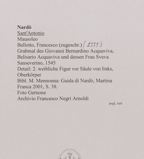 Rückseite von Gernone [https://www.deutsche-digitale-bibliothek.de/content/lizenzen/rv-ez/] Grabmal des Giovanni Bernardino Acquaviva, Belisario Acquaviva und dessen Frau Sveva Sanseverino - Detail: 2. weibliche Figur vor Säule von links, Oberkörper, bh594596_recto. Foto.