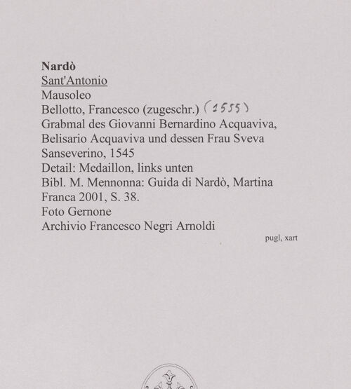 Rückseite von Gernone [https://www.deutsche-digitale-bibliothek.de/content/lizenzen/rv-ez/] Grabmal des Giovanni Bernardino Acquaviva, Belisario Acquaviva und dessen Frau Sveva Sanseverino - Detail: Medaillon, links unten, bh594597_recto. Foto.