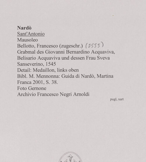 Rückseite von Gernone [https://www.deutsche-digitale-bibliothek.de/content/lizenzen/rv-ez/] Grabmal des Giovanni Bernardino Acquaviva, Belisario Acquaviva und dessen Frau Sveva Sanseverino - Detail: Medaillon, links oben, bh594599_recto. Foto.