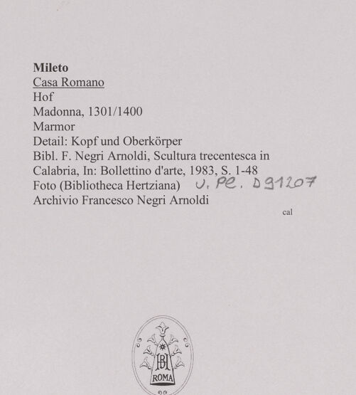 Rückseite von Bibliotheca Hertziana [https://www.deutsche-digitale-bibliothek.de/content/lizenzen/rv-fz/] Madonna - Detail: Kopf und Oberkörper, bh594661_recto. Foto.