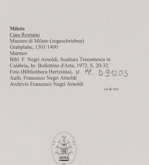 Rückseite von Bibliotheca Hertziana [https://www.deutsche-digitale-bibliothek.de/content/lizenzen/rv-fz/] Grabplatte eines Bischofs - , bh594664_recto. Foto: Negri Arnoldi, Francesco.