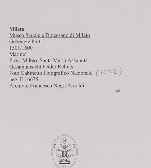 Rückseite von ICCD [https://www.deutsche-digitale-bibliothek.de/content/lizenzen/rv-ez/] Gebeugte Putti - Gesamtansicht beider Reliefs ursprünglicher Aufstellungsort, bh594666_recto. Foto.