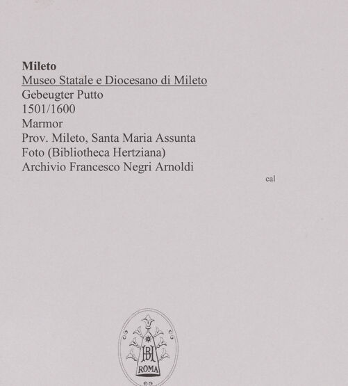 Rückseite von unbekannt [https://www.deutsche-digitale-bibliothek.de/content/lizenzen/rv-fz/] Gebeugter Putto - Gesamtansicht, bh594668_recto. Foto.