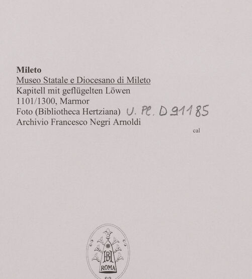 Rückseite von Bibliotheca Hertziana [https://www.deutsche-digitale-bibliothek.de/content/lizenzen/rv-fz/] Skulpturfragmente aus dem zerstörten Kreuzgang der Abtei Santissima TrinitàKapitell mit geflügelten Löwen - Frontalansicht, bh594673_recto. Foto.