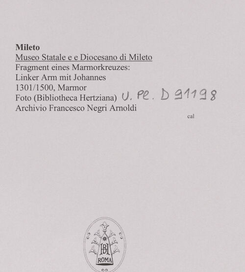 Rückseite von Bibliotheca Hertziana [https://www.deutsche-digitale-bibliothek.de/content/lizenzen/rv-fz/] Arm eines Marmorkreuzes mit Johannes - Gesamtansicht, bh594677_recto. Foto.