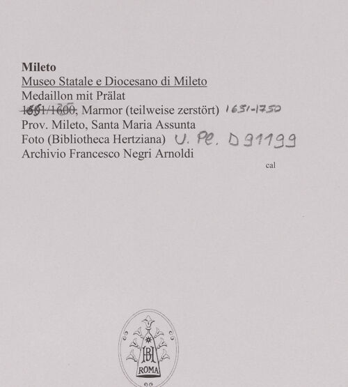 Rückseite von Bibliotheca Hertziana [https://www.deutsche-digitale-bibliothek.de/content/lizenzen/rv-fz/] Medaillon mit Prälat - Gesamtansicht, bh594678_recto. Foto.