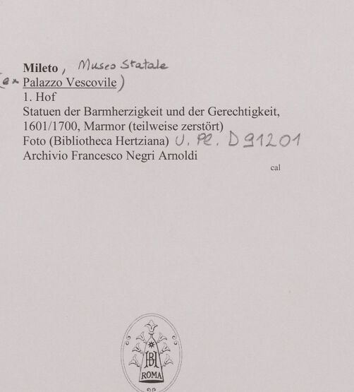 Rückseite von Bibliotheca Hertziana [https://www.deutsche-digitale-bibliothek.de/content/lizenzen/rv-fz/] Skulpturen der Barmherzigkeit und der Gerechtigkeit - Gesamtansicht, bh594680_recto. Foto.