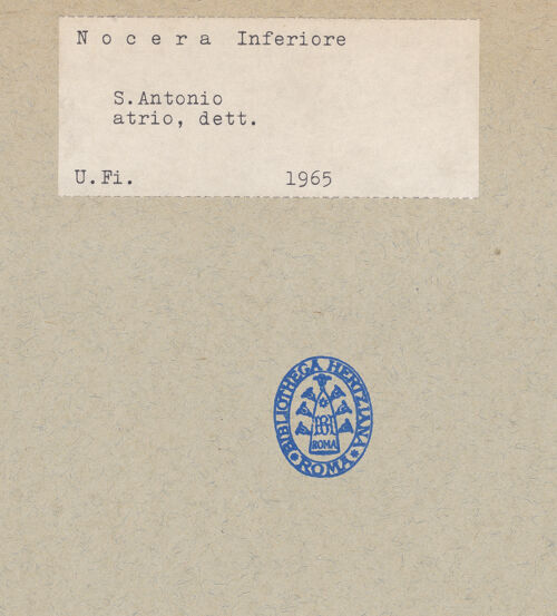 Rückseite von Bibliotheca Hertziana [https://www.deutsche-digitale-bibliothek.de/content/lizenzen/rv-fz/] Portal zur Vorhalle - Detail, Kapitelle links, bh600257_recto. Foto.