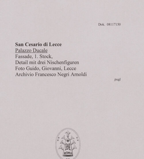 Rückseite von Guido, Giovanni, Lecce [https://www.deutsche-digitale-bibliothek.de/content/lizenzen/rv-ez/] Palazzo Ducale - Fassade, 1. Stock, Detail: Nischenfiguren, bh606400_recto. Foto.