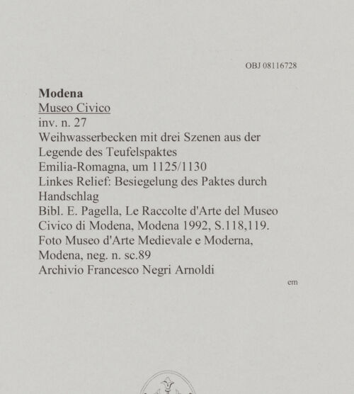 Rückseite von Museo d'Arte Medievale e Moderna, Modena [https://www.deutsche-digitale-bibliothek.de/content/lizenzen/rv-ez/] Weihwasserbecken mit drei Szenen aus der Legende des Teufelspaktes - Linkes Relief: Besiegelung des Paktes durch Handschlag, bh606442_recto. Foto.