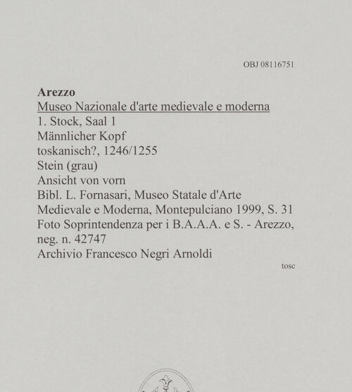 Rückseite von Soprintendenza per i B.A.A.A. e S. - Arezzo [https://www.deutsche-digitale-bibliothek.de/content/lizenzen/rv-ez/] Männlicher Kopf - Ansicht von vorn, bh606465_recto. Foto.