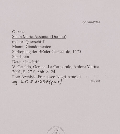 Rückseite von Bibliotheca Hertziana [https://www.deutsche-digitale-bibliothek.de/content/lizenzen/rv-fz/] Grabmal der Brüder Giovanni und Battista Caracciolo - Detail: Inschrift, bh606971_recto. Foto.