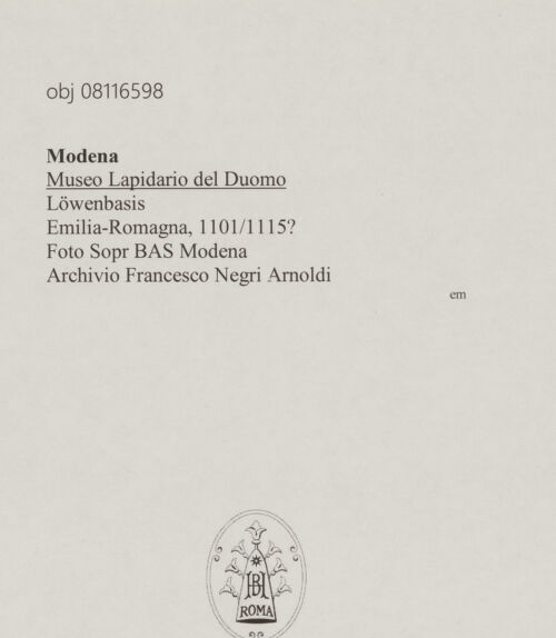 Rückseite von Sopr BAS Modena [https://www.deutsche-digitale-bibliothek.de/content/lizenzen/rv-ez/] Löwenbasis - , bh607430_recto. Foto.