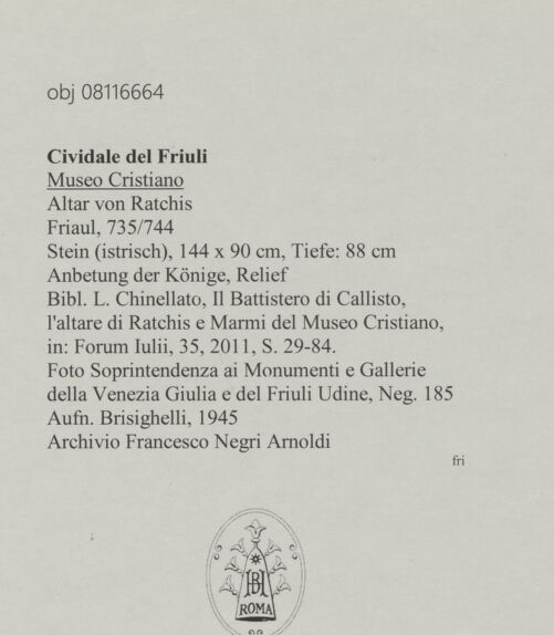 Rückseite von Sopr. BAS UD [https://www.deutsche-digitale-bibliothek.de/content/lizenzen/rv-ez/] Ara di Ratchis (Altar von Ratchis)Rechte Seite: Anbetung des Christuskindes durch die heiligen drei Könige - Gesamtansicht, bh607460_recto. Foto: Brisighelli, ?.